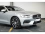 Volvo V60 T6 Plug-in hybrid AWD Essential Bright | Stoelverwarming | Adaptive Cruise Control | BLIS | Parkeersensoren voor + achter | Stoelverwarming | Stuurwielverwarming | Parkeercamera | Google Infotainment | Electrische wegklapbare Trekhaak