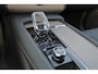Volvo XC90 T8 Recharge AWD Ultra Dark - Luchtvering - Panorama/schuifdak - IntelliSafe Assist & Surround - 360º Camera - Harman/Kardon audio - Adaptieve LED koplampen - Verwarmde voorstoelen, stuur & achterbank - Parkeersensoren voor & achter - Elektr. bedienb. voorstoelen met geheugen - Geventileerde voorstoelen - Head up display - Draadloze tel. lader - Extra getint glas - Elektr. inklapbare trekhaak - 20' LMV