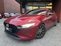 Mazda 3 2.0 e-SkyActiv-X M Hybrid 180 Luxury // 360 CAMERA // LEDER // ELEK.STOEL+GEHEUGEN // HEAD-UP DISPLAY // DODEHOEK // FULL LED //
