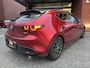 Mazda 3 2.0 e-SkyActiv-X M Hybrid 180 Luxury // 360 CAMERA // LEDER // ELEK.STOEL+GEHEUGEN // HEAD-UP DISPLAY // DODEHOEK // FULL LED //