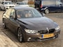 BMW 3-Serie 320i High Executive | Harman/Kardon | Leder | V + A Parkeersensoren | Schakelflippers |