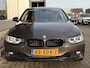 BMW 3-Serie 320i High Executive | Harman/Kardon | Leder | V + A Parkeersensoren | Schakelflippers |