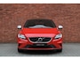 Volvo V40 1.5 T3 Polar+ Sport Trekhaak | Panoramadak | Parkeercamera | Verwarmbare Voorstoelen | Navigatie | Cruise Control | Bluetooth Telefonie & Multimedia | 17'' Lichtmetalen Velgen