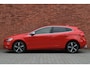 Volvo V40 1.5 T3 Polar+ Sport Trekhaak | Panoramadak | Parkeercamera | Verwarmbare Voorstoelen | Navigatie | Cruise Control | Bluetooth Telefonie & Multimedia | 17'' Lichtmetalen Velgen