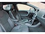 Volvo V40 1.5 T3 Polar+ Sport Trekhaak | Panoramadak | Parkeercamera | Verwarmbare Voorstoelen | Navigatie | Cruise Control | Bluetooth Telefonie & Multimedia | 17'' Lichtmetalen Velgen