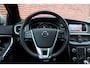 Volvo V40 1.5 T3 Polar+ Sport Trekhaak | Panoramadak | Parkeercamera | Verwarmbare Voorstoelen | Navigatie | Cruise Control | Bluetooth Telefonie & Multimedia | 17'' Lichtmetalen Velgen