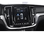 Volvo V60 T6 350PK Automaat AWD Plus Dark / Adaptive cruise control / Elektrische stoelen / Harman Kardon audio / Trekhaak / Pilot assist / BLIS / Stoel en stuur verwarming / Elektrische achterklep / Parkeersensoren met 360 camera / Google infotainment