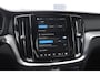 Volvo V60 T6 350PK Automaat AWD Plus Dark / Adaptive cruise control / Elektrische stoelen / Harman Kardon audio / Trekhaak / Pilot assist / BLIS / Stoel en stuur verwarming / Elektrische achterklep / Parkeersensoren met 360 camera / Google infotainment