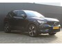 Volvo XC40 1.5 T4 Recharge R-Design | Incl. 12 maanden garantie | Harman/Kardon audio | Schuif/kantel dak | Apple carplay/Android auto | Stuurwiel verwarming | Voorstoelen verwarmd | DAB | Navigatie | Lichtmetalen velgen | Climate control | Zwart dakhemel