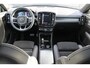 Volvo XC40 1.5 T4 Recharge R-Design | Incl. 12 maanden garantie | Harman/Kardon audio | Schuif/kantel dak | Apple carplay/Android auto | Stuurwiel verwarming | Voorstoelen verwarmd | DAB | Navigatie | Lichtmetalen velgen | Climate control | Zwart dakhemel
