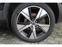 Volvo XC40 1.5 T4 Recharge R-Design | Incl. 12 maanden garantie | Harman/Kardon audio | Schuif/kantel dak | Apple carplay/Android auto | Stuurwiel verwarming | Voorstoelen verwarmd | DAB | Navigatie | Lichtmetalen velgen | Climate control | Zwart dakhemel