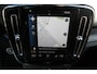 Volvo XC40 1.5 T4 Recharge R-Design | Incl. 12 maanden garantie | Harman/Kardon audio | Schuif/kantel dak | Apple carplay/Android auto | Stuurwiel verwarming | Voorstoelen verwarmd | DAB | Navigatie | Lichtmetalen velgen | Climate control | Zwart dakhemel