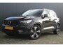 Volvo XC40 1.5 T4 Recharge R-Design | Incl. 12 maanden garantie | Harman/Kardon audio | Schuif/kantel dak | Apple carplay/Android auto | Stuurwiel verwarming | Voorstoelen verwarmd | DAB | Navigatie | Lichtmetalen velgen | Climate control | Zwart dakhemel