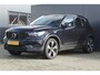 Volvo XC40 1.5 T4 Recharge R-Design | Incl. 12 maanden garantie | Harman/Kardon audio | Schuif/kantel dak | Apple carplay/Android auto | Stuurwiel verwarming | Voorstoelen verwarmd | DAB | Navigatie | Lichtmetalen velgen | Climate control | Zwart dakhemel