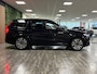 Volvo XC90 T8 AWD Recharge Ultra Dark Luchtvering | Trekhaak | All Season Banden | 360 Camera | 455pk | Head-Up Display | Harman Kardon | Adaptieve Cruise Control | Stoelverwarming voor+achter | Stuurwielverwarming | Schuifdak | Full LED Meesturende koplampen | Pilot Assist | BLIS Dode Hoek Detectie | Alcantara hemelbekleding | Lederen zonnekleppen en handgrepen | Elektrische voorstoelen geheugen | Lederen bekleding | Zitting verlenging voorstoelen | Lederen dashboard | 20 Inch | Google Infotainment | Keyless Drive | Privacy Glass | Elektrisch bedienbare achterklep | Geïntegreerd kinderzitje achterin | Geïntegreerde zongordijnen achterportieren | Verlichte instaplijsten | 7-Persoons | 4-Zone Climate Control | DAB Radio | Apple Carplay/Android Auto | Alarm Klasse III | Draadloos telefoon opladen | Volvo On Call met mobiele App functie | Onyx Black Metallic |