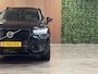 Volvo XC90 T8 AWD Recharge Ultra Dark Luchtvering | Trekhaak | All Season Banden | 360 Camera | 455pk | Head-Up Display | Harman Kardon | Adaptieve Cruise Control | Stoelverwarming voor+achter | Stuurwielverwarming | Schuifdak | Full LED Meesturende koplampen | Pilot Assist | BLIS Dode Hoek Detectie | Alcantara hemelbekleding | Lederen zonnekleppen en handgrepen | Elektrische voorstoelen geheugen | Lederen bekleding | Zitting verlenging voorstoelen | Lederen dashboard | 20 Inch | Google Infotainment | Keyless Drive | Privacy Glass | Elektrisch bedienbare achterklep | Geïntegreerd kinderzitje achterin | Geïntegreerde zongordijnen achterportieren | Verlichte instaplijsten | 7-Persoons | 4-Zone Climate Control | DAB Radio | Apple Carplay/Android Auto | Alarm Klasse III | Draadloos telefoon opladen | Volvo On Call met mobiele App functie | Onyx Black Metallic |