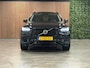 Volvo XC90 T8 AWD Recharge Ultra Dark Luchtvering | Trekhaak | All Season Banden | 360 Camera | 455pk | Head-Up Display | Harman Kardon | Adaptieve Cruise Control | Stoelverwarming voor+achter | Stuurwielverwarming | Schuifdak | Full LED Meesturende koplampen | Pilot Assist | BLIS Dode Hoek Detectie | Alcantara hemelbekleding | Lederen zonnekleppen en handgrepen | Elektrische voorstoelen geheugen | Lederen bekleding | Zitting verlenging voorstoelen | Lederen dashboard | 20 Inch | Google Infotainment | Keyless Drive | Privacy Glass | Elektrisch bedienbare achterklep | Geïntegreerd kinderzitje achterin | Geïntegreerde zongordijnen achterportieren | Verlichte instaplijsten | 7-Persoons | 4-Zone Climate Control | DAB Radio | Apple Carplay/Android Auto | Alarm Klasse III | Draadloos telefoon opladen | Volvo On Call met mobiele App functie | Onyx Black Metallic |