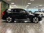 Volvo XC60 T6 AWD Recharge Ultra Bright Luchtvering | Trekhaak | 360 Camera | Head-Up Display | Harman Kardon | Adaptieve Cruise Control | Stoelverwarming voor+achter | Stuurwielverwarming | Schuifdak | Full LED Meesturende koplampen | Pilot Assist | BLIS Dode Hoek Detectie | Elektrische voorstoelen geheugen | Lederen bekleding | Zitting verlenging voorstoelen | Lederen dashboard | 20 Inch | Google Infotainment | Keyless Drive | Parkeersensoren voor+achter | Privacy Glass | Elektrisch bedienbare achterklep | DAB Radio | Apple Carplay/Android Auto | Alarm Klasse III | Draadloos telefoon opladen | Volvo On Call met mobiele App functie | Onyx Black Metallic |