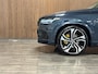 Volvo XC90 T8 AWD Recharge Ultra Dark Black Vol! | Bowers & Wilkins | Luchtvering | Stoelventilatie | Trekhaak | 360 Camera | Head-Up Display | Stoelmassage | 455pk | Adaptieve Cruise Control | Stoelverwarming voor+achter | Stuurwielverwarming | Schuifdak | 22 Inch | Full LED Meesturende koplampen | Pilot Assist | BLIS Dode Hoek Detectie | Alcantara hemelbekleding | Lederen handgrepen en zonnekleppen | Elektrische voorstoelen geheugen | Nappa Lederen bekleding | Zitting verlenging voorstoelen | Geïntegreerde runningboards in zwart | Keyless Drive | Parkeersensoren voor+achter | Privacy Glass | Elektrisch bedienbare achterklep | Geïntegreerde zongordijnen achterportieren | Geïntegreerd kinderzitje achterin | Verlichte instaplijsten | 7-Persoons | 4-Zone Climate Control | DAB Radio | Apple Carplay/Android Auto | Alarm Klasse III | Draadloos telefoon opladen | Volvo On Call met mobiele App functie | Denim Blue Metallic |