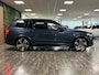 Volvo XC90 T8 AWD Recharge Ultra Dark Black Vol! | Bowers & Wilkins | Luchtvering | Stoelventilatie | Trekhaak | 360 Camera | Head-Up Display | Stoelmassage | 455pk | Adaptieve Cruise Control | Stoelverwarming voor+achter | Stuurwielverwarming | Schuifdak | 22 Inch | Full LED Meesturende koplampen | Pilot Assist | BLIS Dode Hoek Detectie | Alcantara hemelbekleding | Lederen handgrepen en zonnekleppen | Elektrische voorstoelen geheugen | Nappa Lederen bekleding | Zitting verlenging voorstoelen | Geïntegreerde runningboards in zwart | Keyless Drive | Parkeersensoren voor+achter | Privacy Glass | Elektrisch bedienbare achterklep | Geïntegreerde zongordijnen achterportieren | Geïntegreerd kinderzitje achterin | Verlichte instaplijsten | 7-Persoons | 4-Zone Climate Control | DAB Radio | Apple Carplay/Android Auto | Alarm Klasse III | Draadloos telefoon opladen | Volvo On Call met mobiele App functie | Denim Blue Metallic |