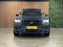 Volvo XC90 T8 AWD Recharge Ultra Dark Black Vol! | Bowers & Wilkins | Luchtvering | Stoelventilatie | Trekhaak | 360 Camera | Head-Up Display | Stoelmassage | 455pk | Adaptieve Cruise Control | Stoelverwarming voor+achter | Stuurwielverwarming | Schuifdak | 22 Inch | Full LED Meesturende koplampen | Pilot Assist | BLIS Dode Hoek Detectie | Alcantara hemelbekleding | Lederen handgrepen en zonnekleppen | Elektrische voorstoelen geheugen | Nappa Lederen bekleding | Zitting verlenging voorstoelen | Geïntegreerde runningboards in zwart | Keyless Drive | Parkeersensoren voor+achter | Privacy Glass | Elektrisch bedienbare achterklep | Geïntegreerde zongordijnen achterportieren | Geïntegreerd kinderzitje achterin | Verlichte instaplijsten | 7-Persoons | 4-Zone Climate Control | DAB Radio | Apple Carplay/Android Auto | Alarm Klasse III | Draadloos telefoon opladen | Volvo On Call met mobiele App functie | Denim Blue Metallic |
