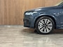 Volvo XC90 T8 AWD Recharge Ultra Dark Vol! | Bowers & Wilkins | Luchtvering | Stoelventilatie | Trekhaak | 360 Camera | Head-Up Display | Stoelmassage | 455pk | Adaptieve Cruise Control | Stoelverwarming voor+achter | Stuurwielverwarming | Schuifdak | 20 Inch |  Full LED Meesturende koplampen | Pilot Assist | BLIS Dode Hoek Detectie | Alcantara hemelbekleding | Lederen handgrepen en zonnekleppen | Elektrische voorstoelen geheugen | Nappa Lederen bekleding | Zitting verlenging voorstoelen | Keyless Drive | Parkeersensoren voor+achter | Privacy Glass | Elektrisch bedienbare achterklep | Geïntegreerde zongordijnen achterportieren | Geïntegreerd kinderzitje achterin | Verlichte instaplijsten | 7-Persoons | 4-Zone Climate Control | DAB Radio | Apple Carplay/Android Auto | Alarm Klasse III | Draadloos telefoon opladen | Volvo On Call met mobiele App functie | Denim Blue Metallic |