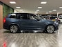 Volvo XC90 T8 AWD Recharge Ultra Dark Vol! | Bowers & Wilkins | Luchtvering | Stoelventilatie | Trekhaak | 360 Camera | Head-Up Display | Stoelmassage | 455pk | Adaptieve Cruise Control | Stoelverwarming voor+achter | Stuurwielverwarming | Schuifdak | 20 Inch |  Full LED Meesturende koplampen | Pilot Assist | BLIS Dode Hoek Detectie | Alcantara hemelbekleding | Lederen handgrepen en zonnekleppen | Elektrische voorstoelen geheugen | Nappa Lederen bekleding | Zitting verlenging voorstoelen | Keyless Drive | Parkeersensoren voor+achter | Privacy Glass | Elektrisch bedienbare achterklep | Geïntegreerde zongordijnen achterportieren | Geïntegreerd kinderzitje achterin | Verlichte instaplijsten | 7-Persoons | 4-Zone Climate Control | DAB Radio | Apple Carplay/Android Auto | Alarm Klasse III | Draadloos telefoon opladen | Volvo On Call met mobiele App functie | Denim Blue Metallic |