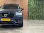 Volvo XC90 T8 AWD Recharge Ultra Dark Vol! | Bowers & Wilkins | Luchtvering | Stoelventilatie | Trekhaak | 360 Camera | Head-Up Display | Stoelmassage | 455pk | Adaptieve Cruise Control | Stoelverwarming voor+achter | Stuurwielverwarming | Schuifdak | 20 Inch |  Full LED Meesturende koplampen | Pilot Assist | BLIS Dode Hoek Detectie | Alcantara hemelbekleding | Lederen handgrepen en zonnekleppen | Elektrische voorstoelen geheugen | Nappa Lederen bekleding | Zitting verlenging voorstoelen | Keyless Drive | Parkeersensoren voor+achter | Privacy Glass | Elektrisch bedienbare achterklep | Geïntegreerde zongordijnen achterportieren | Geïntegreerd kinderzitje achterin | Verlichte instaplijsten | 7-Persoons | 4-Zone Climate Control | DAB Radio | Apple Carplay/Android Auto | Alarm Klasse III | Draadloos telefoon opladen | Volvo On Call met mobiele App functie | Denim Blue Metallic |