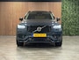 Volvo XC90 T8 AWD Recharge Ultra Dark Vol! | Bowers & Wilkins | Luchtvering | Stoelventilatie | Trekhaak | 360 Camera | Head-Up Display | Stoelmassage | 455pk | Adaptieve Cruise Control | Stoelverwarming voor+achter | Stuurwielverwarming | Schuifdak | 20 Inch |  Full LED Meesturende koplampen | Pilot Assist | BLIS Dode Hoek Detectie | Alcantara hemelbekleding | Lederen handgrepen en zonnekleppen | Elektrische voorstoelen geheugen | Nappa Lederen bekleding | Zitting verlenging voorstoelen | Keyless Drive | Parkeersensoren voor+achter | Privacy Glass | Elektrisch bedienbare achterklep | Geïntegreerde zongordijnen achterportieren | Geïntegreerd kinderzitje achterin | Verlichte instaplijsten | 7-Persoons | 4-Zone Climate Control | DAB Radio | Apple Carplay/Android Auto | Alarm Klasse III | Draadloos telefoon opladen | Volvo On Call met mobiele App functie | Denim Blue Metallic |