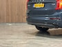 Volvo XC90 T8 AWD Recharge Ultra Dark Vol! | Bowers & Wilkins | Luchtvering | Stoelventilatie | Trekhaak | 360 Camera | Head-Up Display | Stoelmassage | 455pk | Adaptieve Cruise Control | Stoelverwarming voor+achter | Stuurwielverwarming | Schuifdak | 20 Inch |  Full LED Meesturende koplampen | Pilot Assist | BLIS Dode Hoek Detectie | Alcantara hemelbekleding | Lederen handgrepen en zonnekleppen | Elektrische voorstoelen geheugen | Nappa Lederen bekleding | Zitting verlenging voorstoelen | Keyless Drive | Parkeersensoren voor+achter | Privacy Glass | Elektrisch bedienbare achterklep | Geïntegreerde zongordijnen achterportieren | Geïntegreerd kinderzitje achterin | Verlichte instaplijsten | 7-Persoons | 4-Zone Climate Control | DAB Radio | Apple Carplay/Android Auto | Alarm Klasse III | Draadloos telefoon opladen | Volvo On Call met mobiele App functie | Denim Blue Metallic |