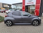 Toyota Yaris 1.5 Hybrid 115 Dynamic Comfort Pack STUUR- EN STOELVERWARMING PARKEERSENSOREN RCTA BLIND SPOT ELEK. INKLAPBARE BUITENSPIEGELS