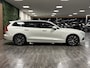 Volvo V60 B3 Aut. Business Edition Stoel en Stuurwielverwarming | Parkeercamera | Parkeersensoren voor+achter | 17 Inch | Cruise Control | Climate Control L+R | DAB Radio | Apple Carplay/Android Auto | Volvo On Call met mobiele App functie |
