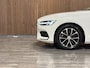 Volvo V60 B3 Aut. Business Edition Stoel en Stuurwielverwarming | Parkeercamera | Parkeersensoren voor+achter | 17 Inch | Cruise Control | Climate Control L+R | DAB Radio | Apple Carplay/Android Auto | Volvo On Call met mobiele App functie |