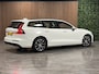 Volvo V60 B3 Aut. Business Edition Stoel en Stuurwielverwarming | Parkeercamera | Parkeersensoren voor+achter | 17 Inch | Cruise Control | Climate Control L+R | DAB Radio | Apple Carplay/Android Auto | Volvo On Call met mobiele App functie |