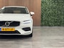 Volvo V60 B3 Aut. Business Edition Stoel en Stuurwielverwarming | Parkeercamera | Parkeersensoren voor+achter | 17 Inch | Cruise Control | Climate Control L+R | DAB Radio | Apple Carplay/Android Auto | Volvo On Call met mobiele App functie |
