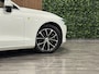 Volvo V60 B3 Aut. Business Edition Stoel en Stuurwielverwarming | Parkeercamera | Parkeersensoren voor+achter | 17 Inch | Cruise Control | Climate Control L+R | DAB Radio | Apple Carplay/Android Auto | Volvo On Call met mobiele App functie |