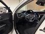 Volvo V60 B3 Aut. Business Edition Stoel en Stuurwielverwarming | Parkeercamera | Parkeersensoren voor+achter | 17 Inch | Cruise Control | Climate Control L+R | DAB Radio | Apple Carplay/Android Auto | Volvo On Call met mobiele App functie |