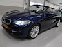 BMW 2-Serie Cabrio 220i Sport Automaat Airco-ecc Trekhaak afneembaar Navigatie Sportstoelen Leer Beige Diepzeeblauw Sportvelgen 17 in Nieuwstaat