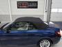 BMW 2-Serie Cabrio 220i Sport Automaat Airco-ecc Trekhaak afneembaar Navigatie Sportstoelen Leer Beige Diepzeeblauw Sportvelgen 17 in Nieuwstaat