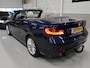 BMW 2-Serie Cabrio 220i Sport Automaat Airco-ecc Trekhaak afneembaar Navigatie Sportstoelen Leer Beige Diepzeeblauw Sportvelgen 17 in Nieuwstaat