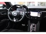 Alfa Romeo Junior Elettrica VELOCE 280PK 54 kWh | SPORT PACK (SABELT SPORTSTOELEN ELEKTRISCH BEDIENBAAR OP DE BESTUURDERSSTOEL/STOEL VERWARMING/ALUMINIUM INSTAPLIJSTEN EN PEDALEN/PERFROMANCE STUURWIEL MET ALCANTARA/PERFORMANCE BODYKIT "PROGRESSO"/AMBIENT LIGHT/GETINTE ACHETRRUITEN | TECHNO PACK (LED MATRIX KOPLAMPEN/AUTOMATISCH DIMMENDE BINNENSPIEGEL/DRAADLOZE TELEFOONLADER/DODEHOEK DETECTIE/NAVIGATIE/ELEKTRISCH BEDIENBARE ACHTERKLEP/KEYLESS ENTRY/KEYLESS START/ADAPTIVE CRUISE CONTROL/ACHTERUITRIJ CAMERA) | DRAADLOZE APPLE CARPLAY/ANDROID AUTO | 20" LICHTMETALEN VELGEN "VENTI" | RODE REMKLAUWEN | DC SNELLADER | "TORSEN" SPERDIFFERENTIEEL | GROTERE REMSCHIJVEN VOOR |