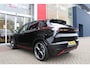 Alfa Romeo Junior Elettrica VELOCE 280PK 54 kWh | SPORT PACK (SABELT SPORTSTOELEN ELEKTRISCH BEDIENBAAR OP DE BESTUURDERSSTOEL/STOEL VERWARMING/ALUMINIUM INSTAPLIJSTEN EN PEDALEN/PERFROMANCE STUURWIEL MET ALCANTARA/PERFORMANCE BODYKIT "PROGRESSO"/AMBIENT LIGHT/GETINTE ACHETRRUITEN | TECHNO PACK (LED MATRIX KOPLAMPEN/AUTOMATISCH DIMMENDE BINNENSPIEGEL/DRAADLOZE TELEFOONLADER/DODEHOEK DETECTIE/NAVIGATIE/ELEKTRISCH BEDIENBARE ACHTERKLEP/KEYLESS ENTRY/KEYLESS START/ADAPTIVE CRUISE CONTROL/ACHTERUITRIJ CAMERA) | DRAADLOZE APPLE CARPLAY/ANDROID AUTO | 20" LICHTMETALEN VELGEN "VENTI" | RODE REMKLAUWEN | DC SNELLADER | "TORSEN" SPERDIFFERENTIEEL | GROTERE REMSCHIJVEN VOOR |