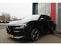 Alfa Romeo Junior Elettrica VELOCE 280PK 54 kWh | SPORT PACK (SABELT SPORTSTOELEN ELEKTRISCH BEDIENBAAR OP DE BESTUURDERSSTOEL/STOEL VERWARMING/ALUMINIUM INSTAPLIJSTEN EN PEDALEN/PERFROMANCE STUURWIEL MET ALCANTARA/PERFORMANCE BODYKIT "PROGRESSO"/AMBIENT LIGHT/GETINTE ACHETRRUITEN | TECHNO PACK (LED MATRIX KOPLAMPEN/AUTOMATISCH DIMMENDE BINNENSPIEGEL/DRAADLOZE TELEFOONLADER/DODEHOEK DETECTIE/NAVIGATIE/ELEKTRISCH BEDIENBARE ACHTERKLEP/KEYLESS ENTRY/KEYLESS START/ADAPTIVE CRUISE CONTROL/ACHTERUITRIJ CAMERA) | DRAADLOZE APPLE CARPLAY/ANDROID AUTO | 20" LICHTMETALEN VELGEN "VENTI" | RODE REMKLAUWEN | DC SNELLADER | "TORSEN" SPERDIFFERENTIEEL | GROTERE REMSCHIJVEN VOOR |