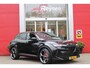 Alfa Romeo Junior Elettrica VELOCE 280PK 54 kWh | SPORT PACK (SABELT SPORTSTOELEN ELEKTRISCH BEDIENBAAR OP DE BESTUURDERSSTOEL/STOEL VERWARMING/ALUMINIUM INSTAPLIJSTEN EN PEDALEN/PERFROMANCE STUURWIEL MET ALCANTARA/PERFORMANCE BODYKIT "PROGRESSO"/AMBIENT LIGHT/GETINTE ACHETRRUITEN | TECHNO PACK (LED MATRIX KOPLAMPEN/AUTOMATISCH DIMMENDE BINNENSPIEGEL/DRAADLOZE TELEFOONLADER/DODEHOEK DETECTIE/NAVIGATIE/ELEKTRISCH BEDIENBARE ACHTERKLEP/KEYLESS ENTRY/KEYLESS START/ADAPTIVE CRUISE CONTROL/ACHTERUITRIJ CAMERA) | DRAADLOZE APPLE CARPLAY/ANDROID AUTO | 20" LICHTMETALEN VELGEN "VENTI" | RODE REMKLAUWEN | DC SNELLADER | "TORSEN" SPERDIFFERENTIEEL | GROTERE REMSCHIJVEN VOOR |