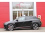 Alfa Romeo Junior Elettrica VELOCE 280PK 54 kWh | SPORT PACK (SABELT SPORTSTOELEN ELEKTRISCH BEDIENBAAR OP DE BESTUURDERSSTOEL/STOEL VERWARMING/ALUMINIUM INSTAPLIJSTEN EN PEDALEN/PERFROMANCE STUURWIEL MET ALCANTARA/PERFORMANCE BODYKIT "PROGRESSO"/AMBIENT LIGHT/GETINTE ACHETRRUITEN | TECHNO PACK (LED MATRIX KOPLAMPEN/AUTOMATISCH DIMMENDE BINNENSPIEGEL/DRAADLOZE TELEFOONLADER/DODEHOEK DETECTIE/NAVIGATIE/ELEKTRISCH BEDIENBARE ACHTERKLEP/KEYLESS ENTRY/KEYLESS START/ADAPTIVE CRUISE CONTROL/ACHTERUITRIJ CAMERA) | DRAADLOZE APPLE CARPLAY/ANDROID AUTO | 20" LICHTMETALEN VELGEN "VENTI" | RODE REMKLAUWEN | DC SNELLADER | "TORSEN" SPERDIFFERENTIEEL | GROTERE REMSCHIJVEN VOOR |