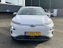 Hyundai Kona Electric EV Premium Sky 64 kWh VAN: €20.900,- VOOR: €19.440,- UW EINDEJAARSVOORDEEL: €2.023,-PANORAMA DAK | 3-FASE | LEDER | STOEL VERWARM, VENTILATIE | CAMERA | RIJKLAAR INCL. 12 MND BOVAG GARANTIE