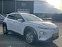Hyundai Kona Electric EV Premium Sky 64 kWh VAN: €20.900,- VOOR: €19.440,- UW EINDEJAARSVOORDEEL: €2.023,-PANORAMA DAK | 3-FASE | LEDER | STOEL VERWARM, VENTILATIE | CAMERA | RIJKLAAR INCL. 12 MND BOVAG GARANTIE