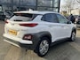 Hyundai Kona Electric EV Premium Sky 64 kWh VAN: €20.900,- VOOR: €19.440,- UW EINDEJAARSVOORDEEL: €2.023,-PANORAMA DAK | 3-FASE | LEDER | STOEL VERWARM, VENTILATIE | CAMERA | RIJKLAAR INCL. 12 MND BOVAG GARANTIE