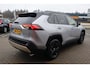 Toyota RAV4 2.5 HYBRID AWD STYLE APPLE/ANDROID LEDER STOEL/STUUR/VOORRUITVERWARM. ELEK. ACHTERKLEP. 1650KG-TREK. CAMERA P-SENSOREN KEYLESS