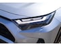 Toyota RAV4 2.5 HYBRID AWD STYLE APPLE/ANDROID LEDER STOEL/STUUR/VOORRUITVERWARM. ELEK. ACHTERKLEP. 1650KG-TREK. CAMERA P-SENSOREN KEYLESS